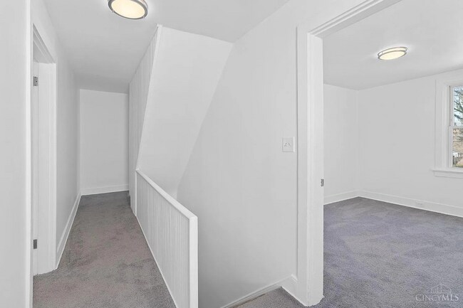 Building Photo - Newly renovated! Available August 1st 2027