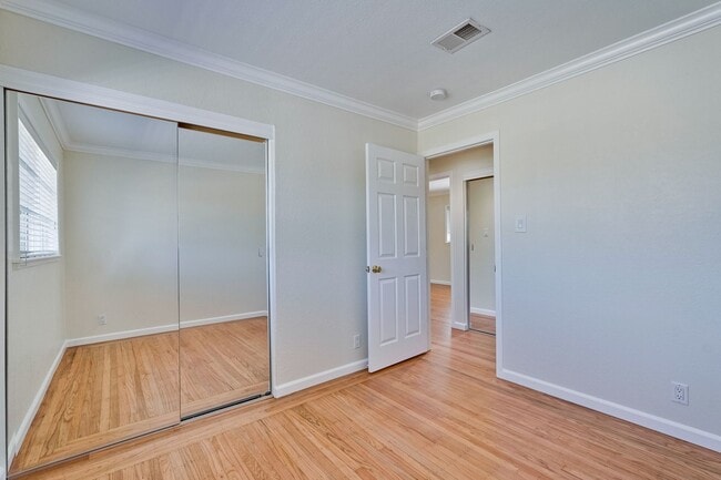 Building Photo - Charming & Refreshed Well-Maintained 4 Bed...