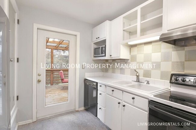 Building Photo - 3135 NE 86th Ave