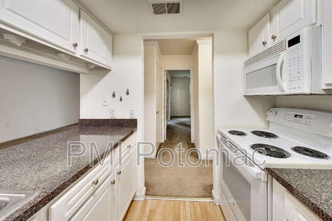 Building Photo - 18310 Streamside Dr