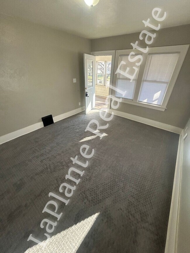 Building Photo - Bright Newly renovated Home in a Quiet Wes...