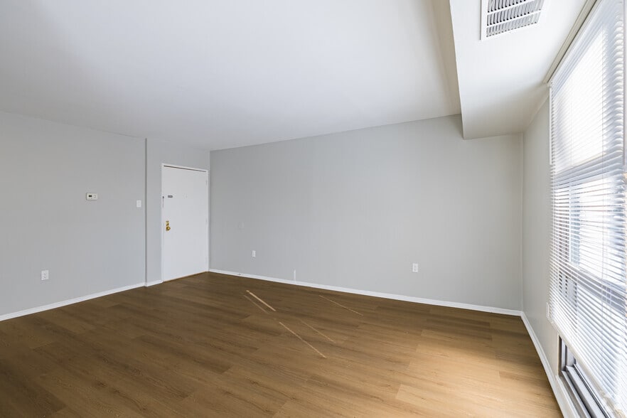 2BR, 1BA - 805SF - Living Room - Bristol Gardens Apartments