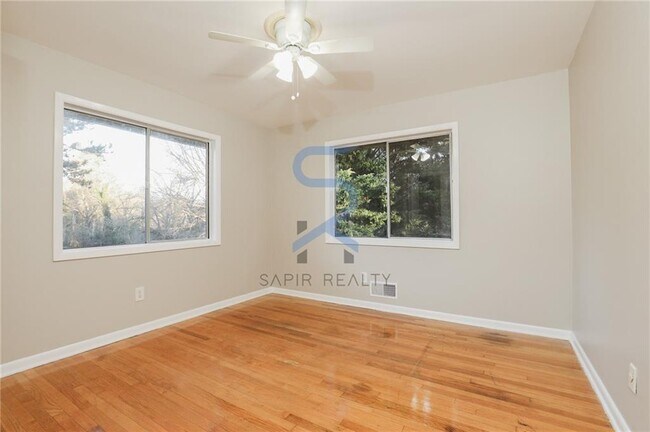 Building Photo - 507 Menefee St