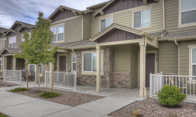 Building Photo - Beautiful Townhome!