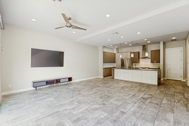 Building Photo - 2645 E Osborn Rd