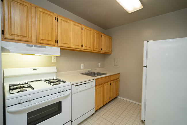 Building Photo - Finian's Court Apartments