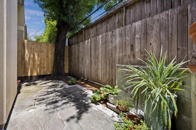 Building Photo - 2703 Westgate Dr