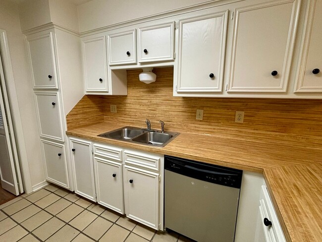 Building Photo - 5416 Heatherstone Dr