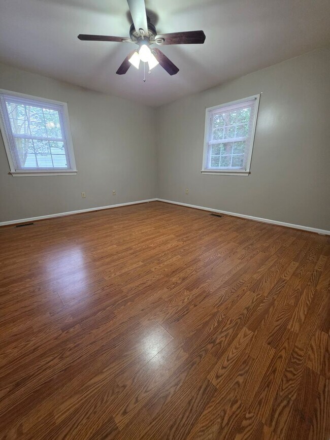 Building Photo - Cute Ranch in Yorktown Ready For New Tenants!