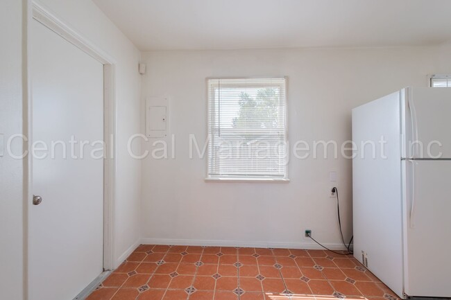 Building Photo - 2 Bedroom/1 Bath Home - $1250 per month!