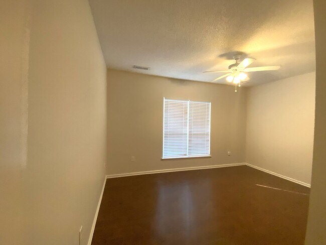 Building Photo - 3 miles to Wrightsville Beach! 1 Block fro...