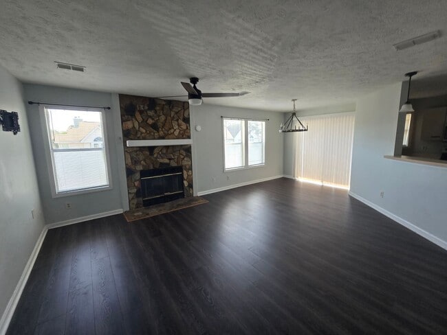 Building Photo - 979 Stewarts Creek Dr