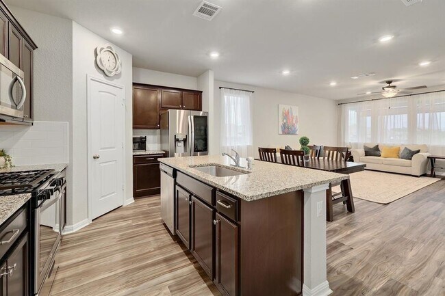 Building Photo - 200 Arrowhead Vine St