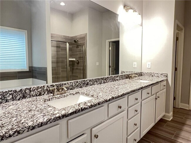 Building Photo - 4675 Silver Oak Dr SW