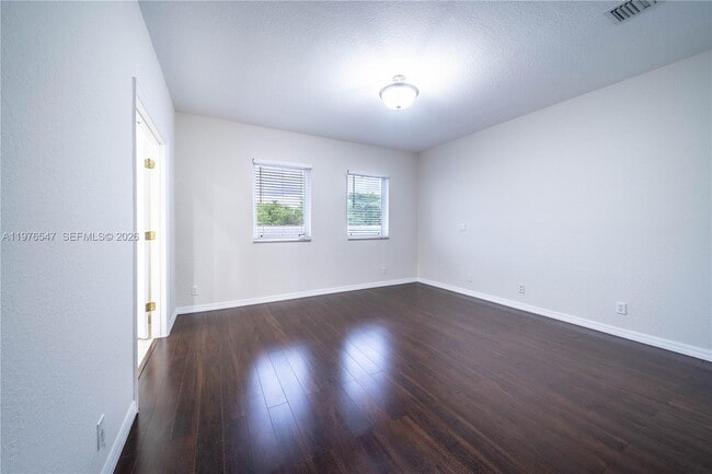 Building Photo - 5327 SW 40th Ave