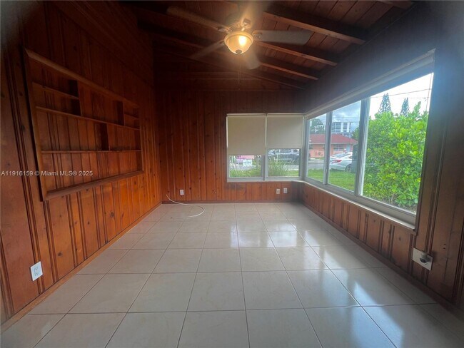 Building Photo - 206 SE 10th St