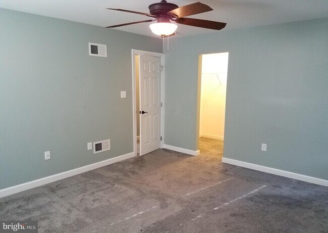 Building Photo - 914 Tuckerton Rd