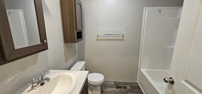 Building Photo - 131 Redwood Ct