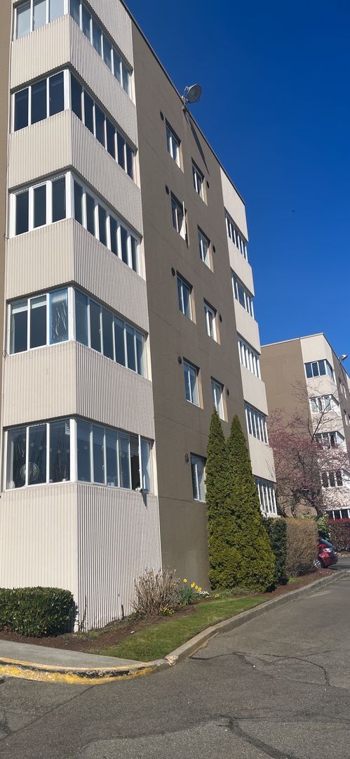 Building Photo - Cute and Cozy East Queen Anne Condo with 2 Bedrooms, 1 Bath and 1 Covered Parking Space