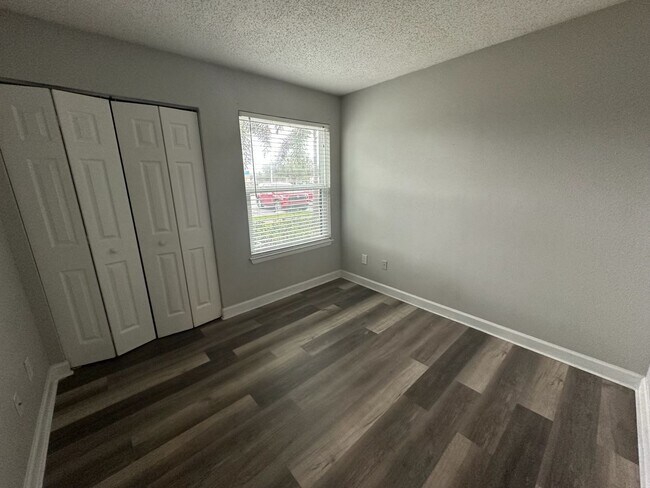 Building Photo - ** Move in Special $500 off your first months rent** FABULOUS 2 Bedroom/1 Bath Condo!!