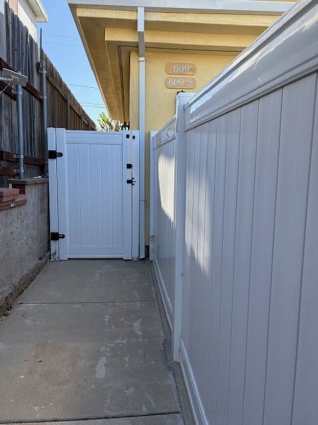 Building Photo - 609 Sunset Dr