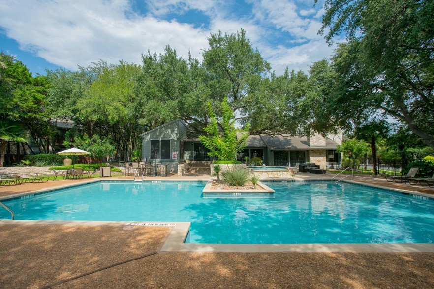 Landmark at Barton Creek - Austin, TX | Apartment Finder