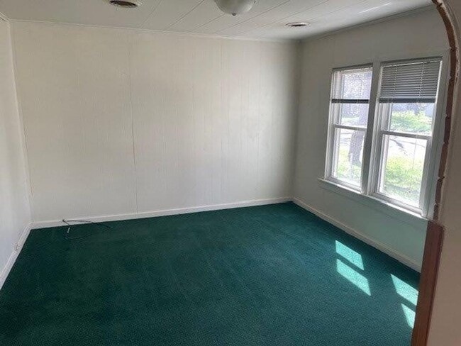 Building Photo - Cozy 2 Bedroom 1 Bath With Detached Double Garage