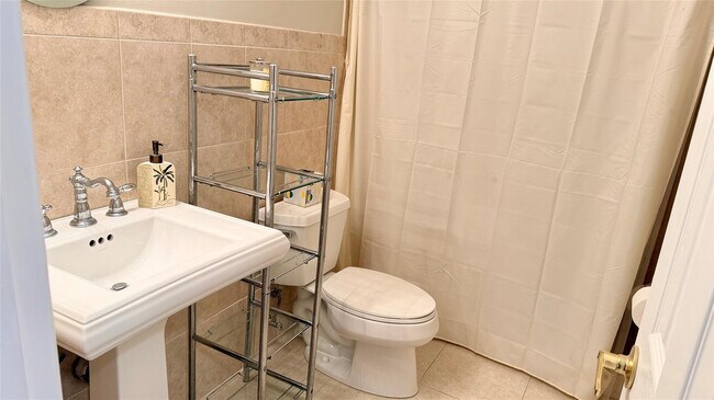 Building Photo - 800 SE 20th Ave