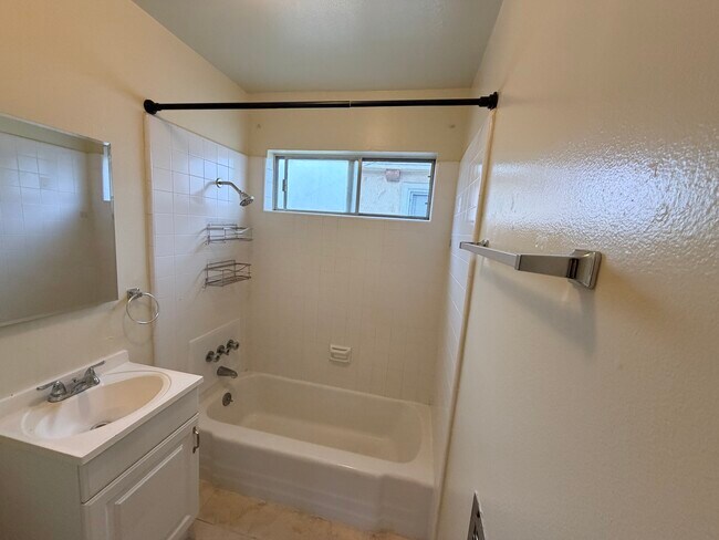 Bathroom - 2608 Vanderbilt Ln