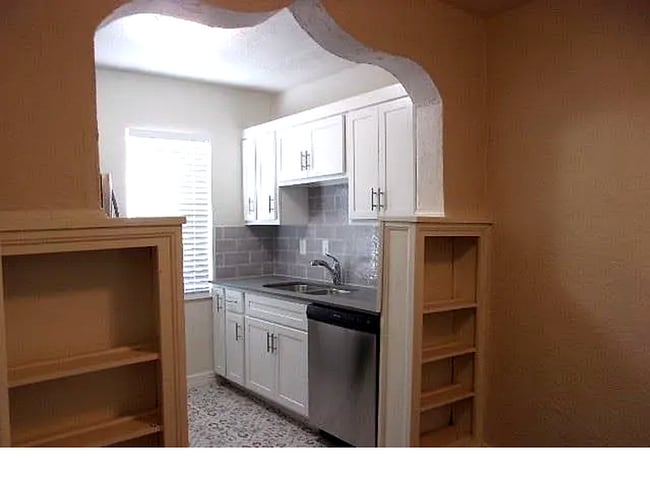 Building Photo - Charming 1-Bed in Gatewood with Hardwood F...