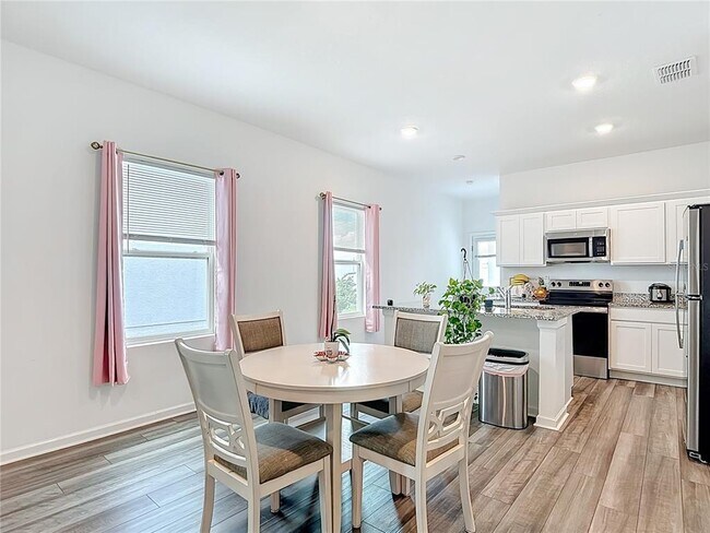 Building Photo - 38345 Honey Suckle Dr