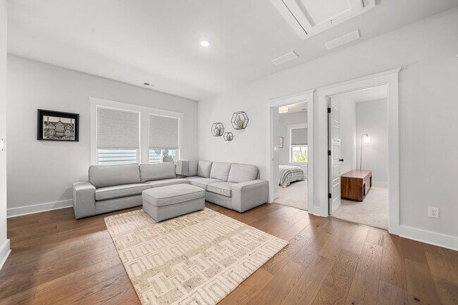 Building Photo - 2506 Lola Ave