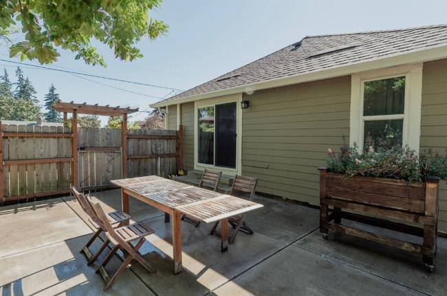 Building Photo - 9810 NE 3rd St