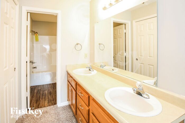 Building Photo - 10290 Stillwell Dr