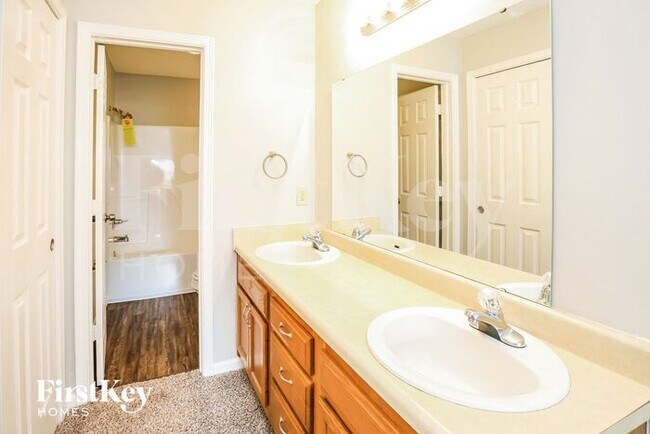 Building Photo - 10290 Stillwell Dr