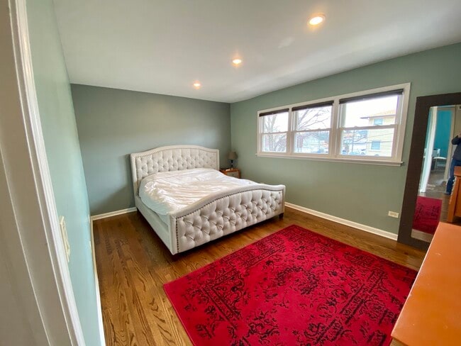 Building Photo - 5526 W Windsor Ave