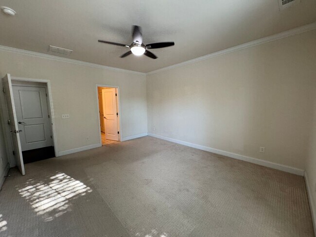 Building Photo - Your Franklin dream rental is here—4 bedrooms, a huge bonus, two en-suites, and an unbeatable loc...
