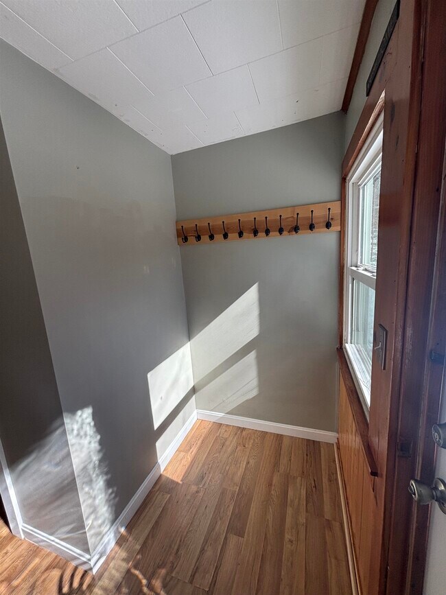 Building Photo - 280 Lakeshore Dr