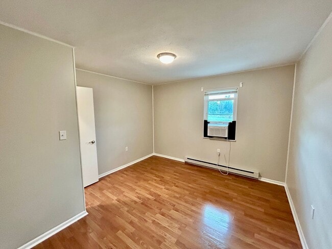Building Photo - Spacious 2-Bed 1-Bath in Mount Sterling!