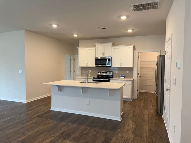 Building Photo - Spacious 5-Bedroom Home for Rent in The Falls – Modern, Comfortable, and Move-In Ready