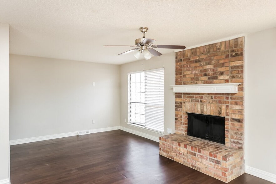 Building Photo - 6001 Farmingdale Dr