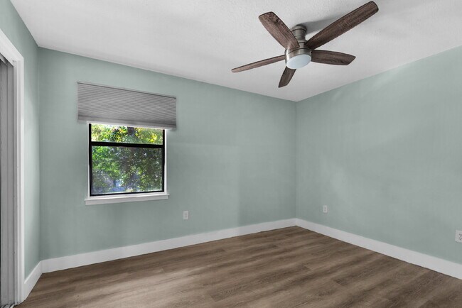 Building Photo - "Charming 2-Bed Townhouse Retreat in Fort ...