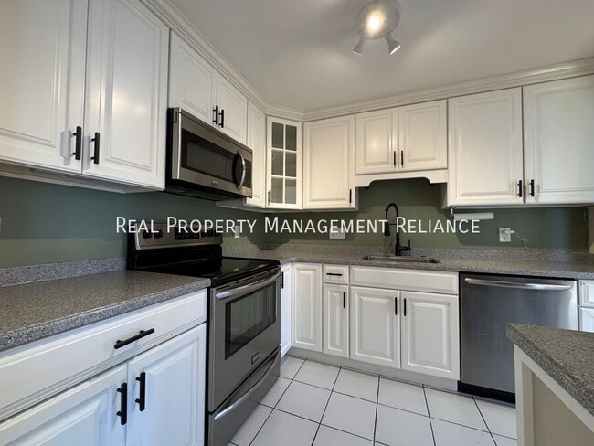 Building Photo - 20 Central St