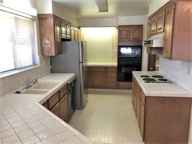 Building Photo - Downtown SLO 3 Bedroom / 2 Bath / 2 Car Garage