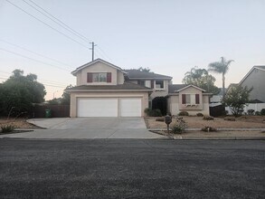 Building Photo - Spacious South Corona Home!
