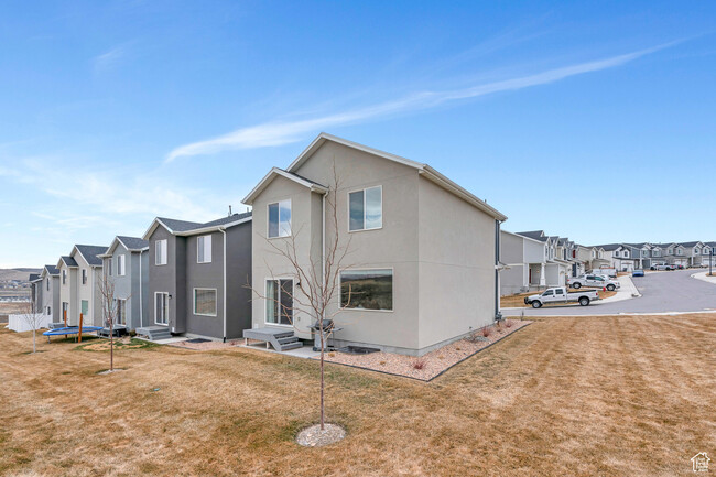 Building Photo - 623 S Raintree Ln
