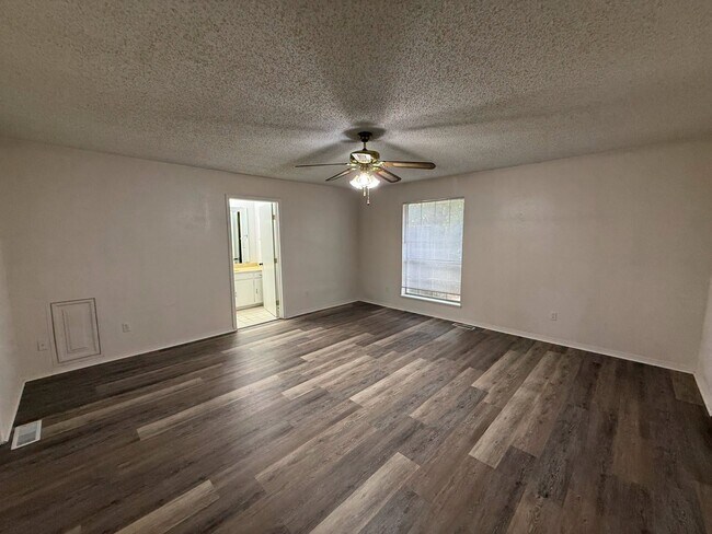 Building Photo - 2200 Hickory Dr SW