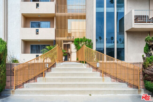 Building Photo - 833 5th St