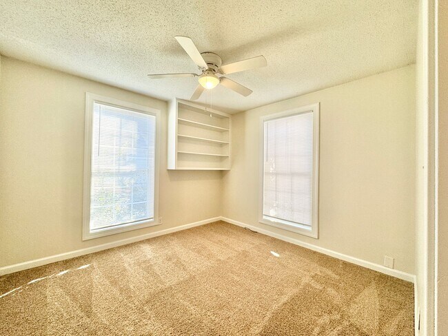 Building Photo - Spacious 4 Bedroom Located in Garden Homes