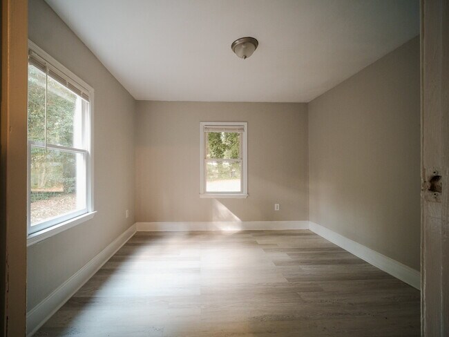 Building Photo - "Charming 4-Bedroom Gem in Charlotte - Cozy Living with Spacious Comfort!"